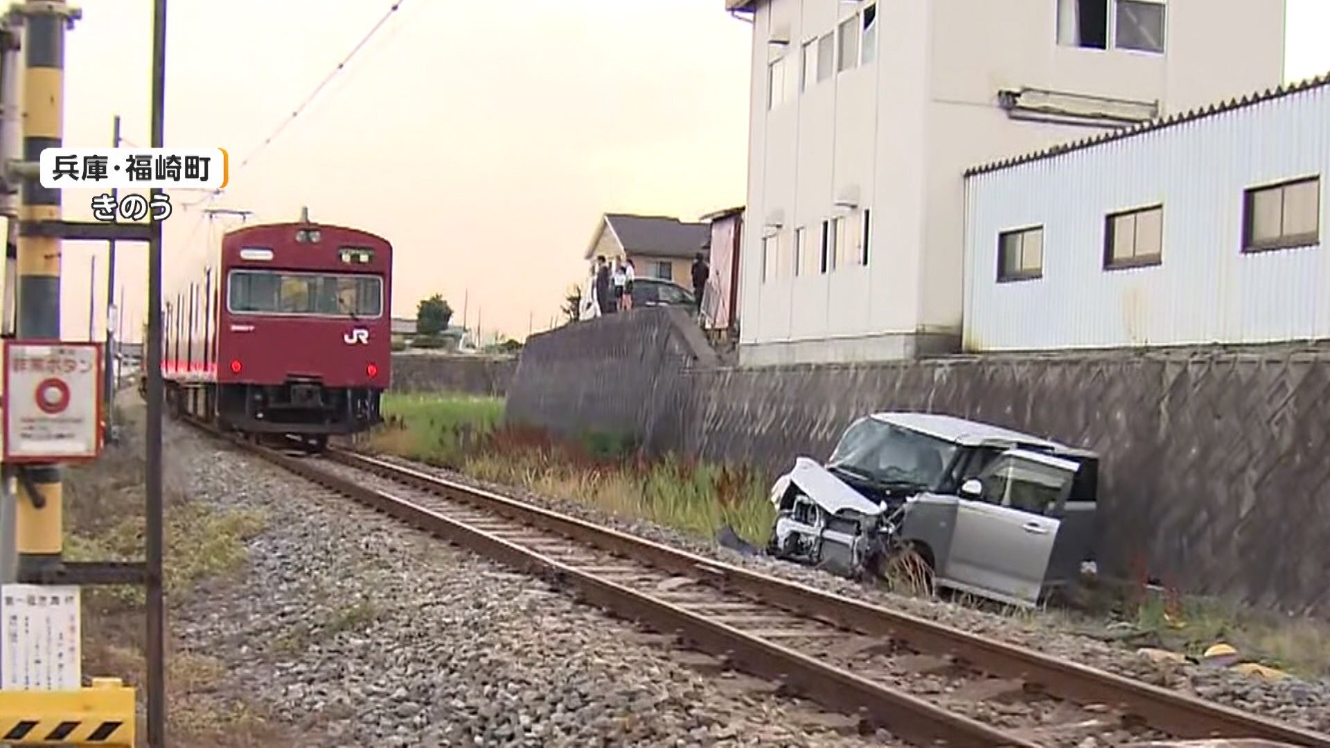 踏切で車が立ち往生　運転していた79歳女性の救出間に合わず列車と衝突　病院に搬送も意識不明