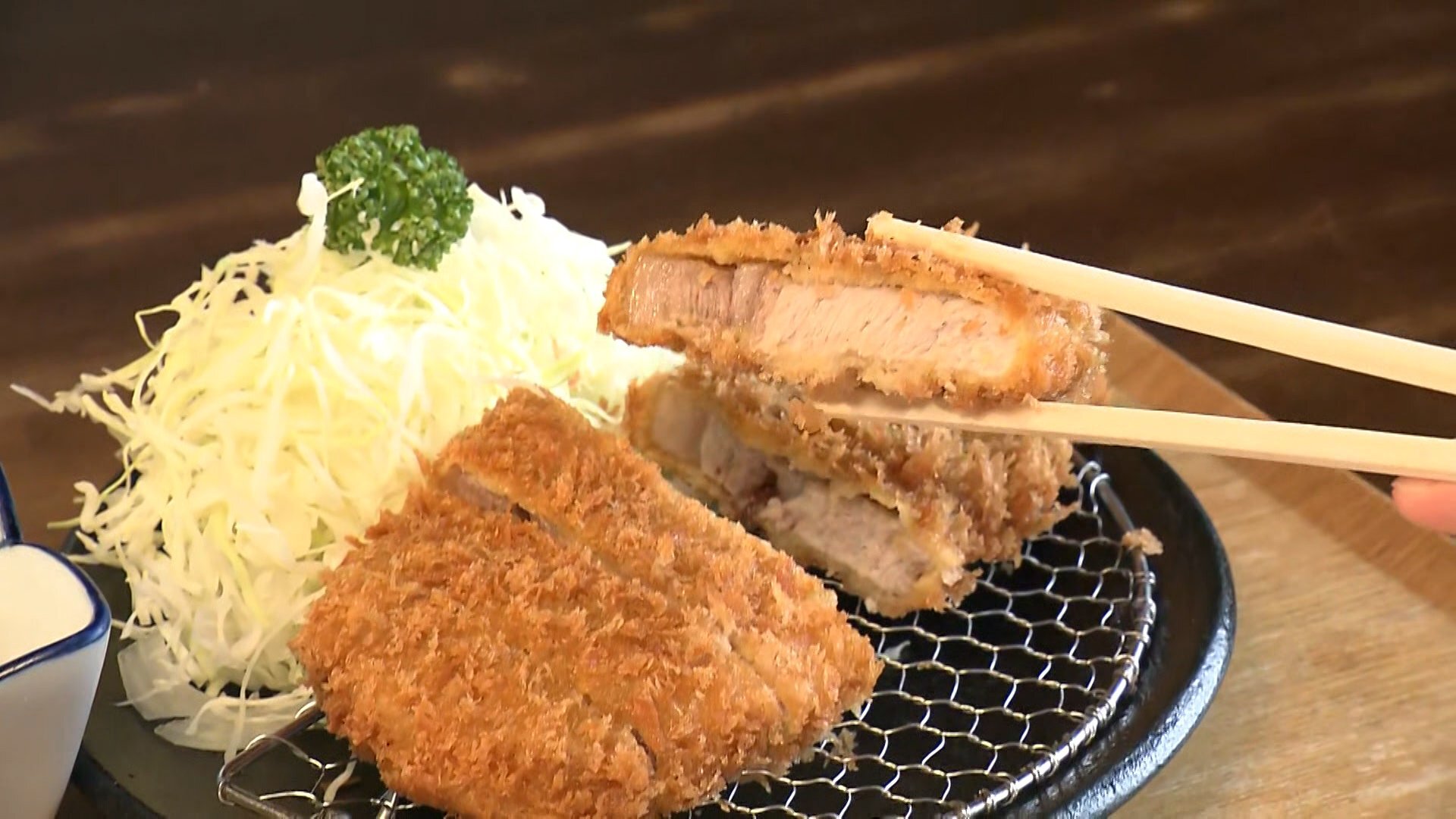 とんかつ定食が1500円位するんだが、かつやや松の家ってどうやって作っているんだろうな