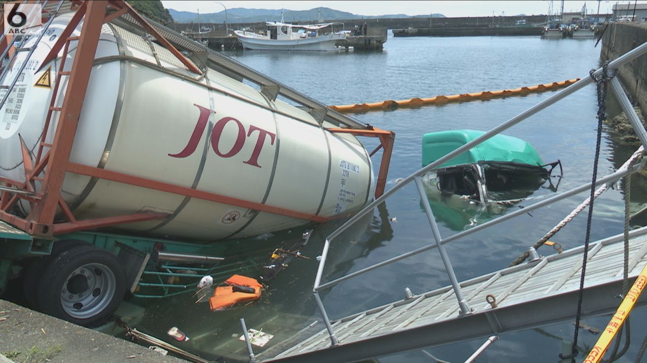 【画像】タンクローリー海に突っ込む 救助