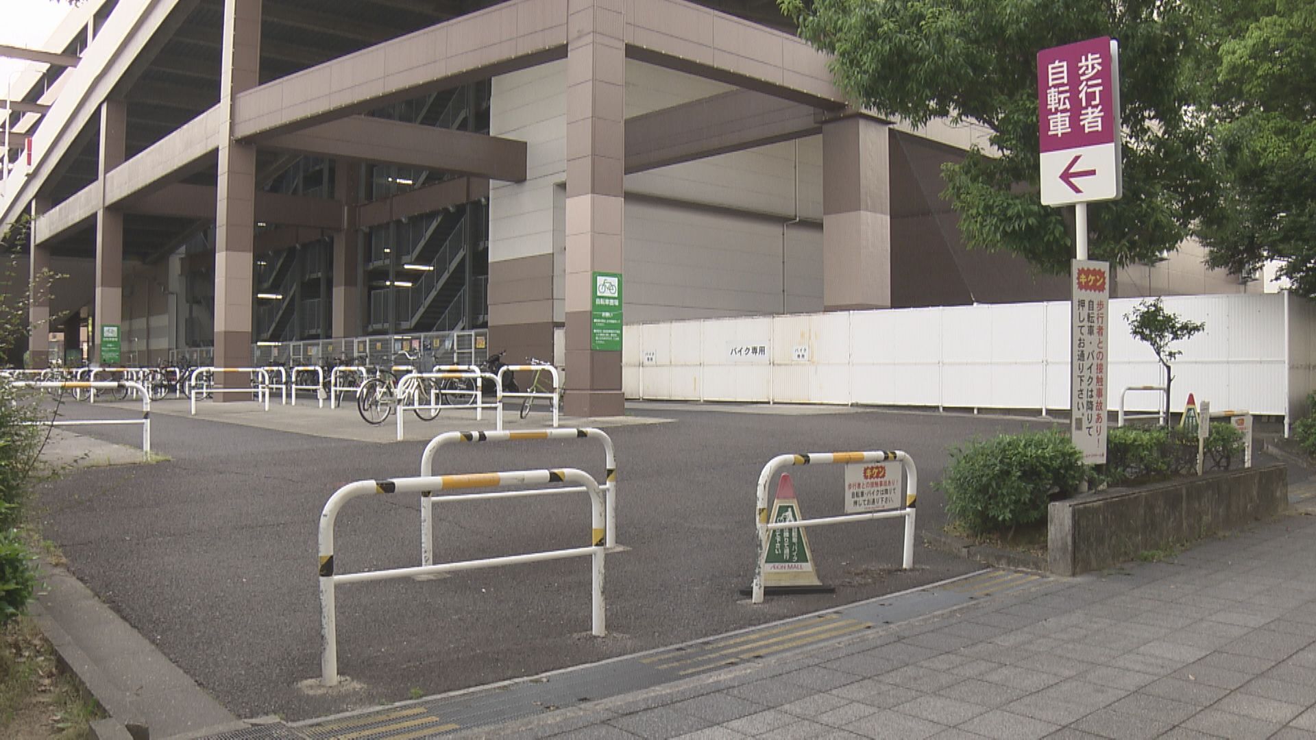 盗んだバイクで走り出す。自由になれた気がしたイオンモール矢田。駐輪場でバイク跨ってた男性奪われる