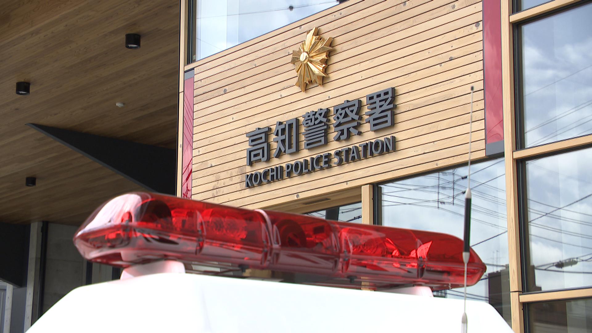 パトカーが1台を追跡→蛇行運転で逃走→車止めにぶつかり転倒⋯15歳少年を無免許運転で摘発