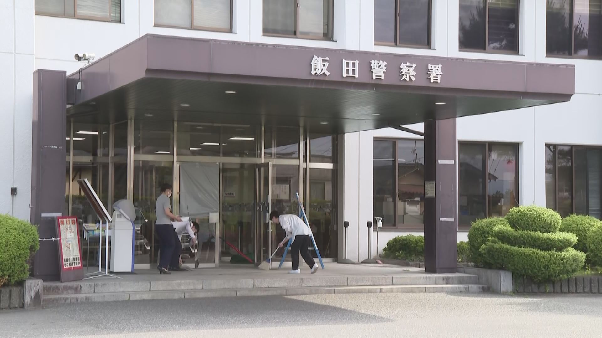 警察署の窓ガラスを鉄パイプで割り初めた17歳、18歳少年に警官が拳銃発射