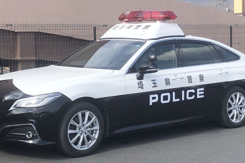 ピンクのカーディガンにチェック柄のワンピースの女子中学生をカラオケルームに誘い中出しセックス逮捕