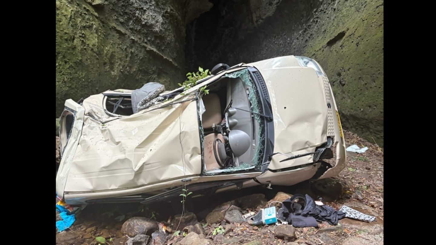 【画像】車が25メートル転落、女性1人が意識不明…他1人も重症　伊尾木洞