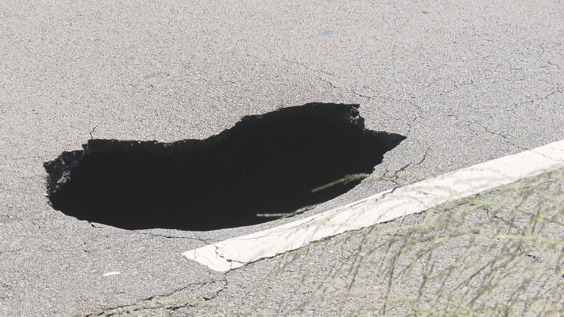 道路に見てるだけで吸い込まれそうな穴を見つけました