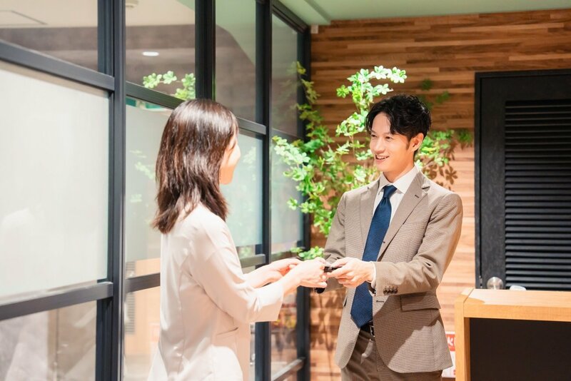 日本人は会社の名前で食っている人が多いから、会社を離れると何も出来なくなってしまう