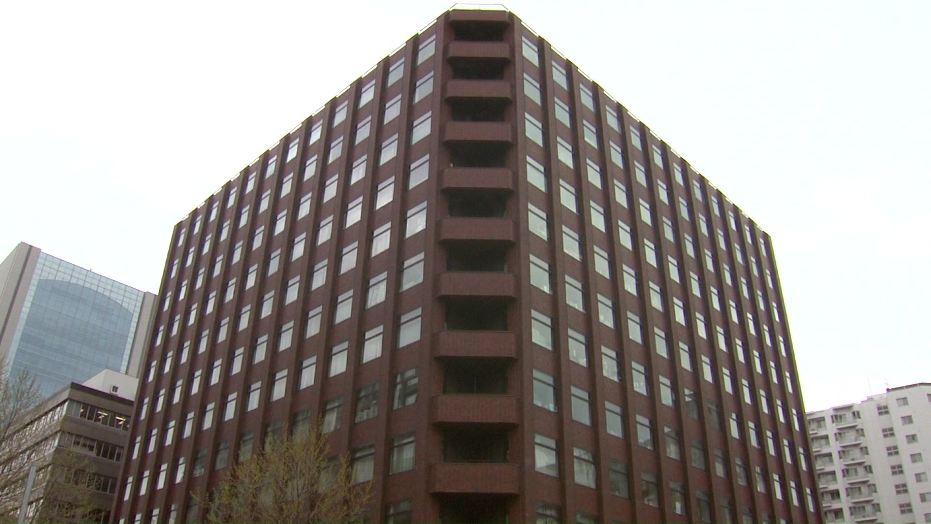 教頭が飲み会で同僚の女性教師の体を不必要に何度も触る…まわりの教師らもセクハラ止めず