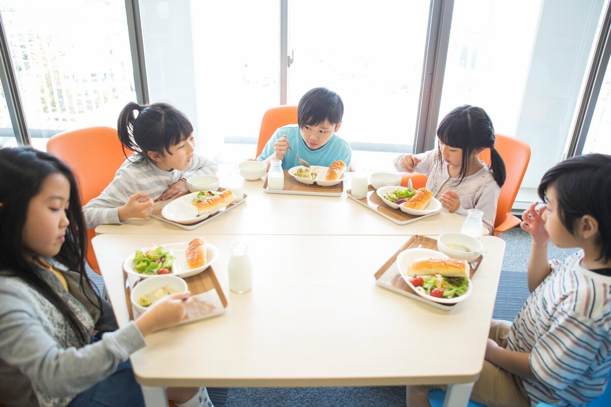 小学校の給食早食いおかわりで、牛乳とスープが貰えた
