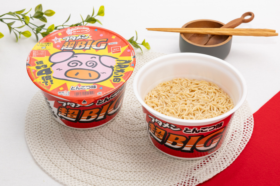 通常サイズから麺4倍…ブタメン超BIGが登場　セブン限定　税込289.44円