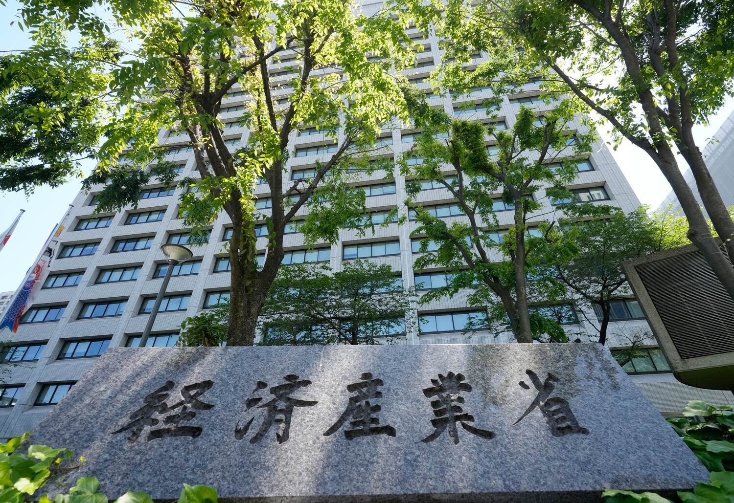 【文春】経産省出身「エリート官邸官僚」がキー局若手女性記者に不適切行為