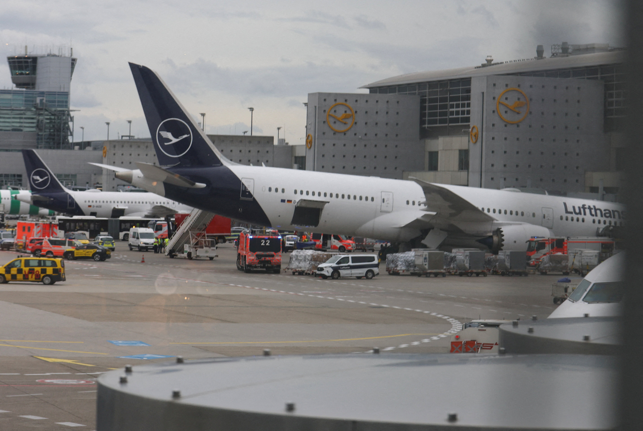 ルフトハンザ航空のボーイング787-9、フランクフルト空港で駐機中に前輪が折れる