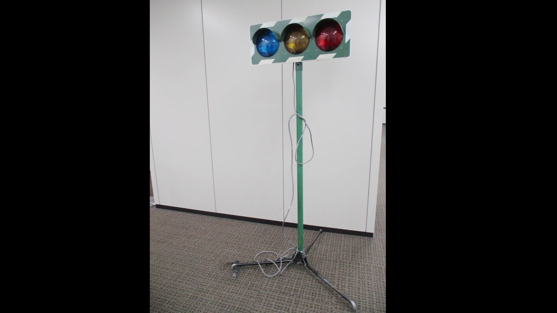 信号機模型が倒れ小2女子が軽傷　小学校の交通安全教室で30年前の模型を修繕し使い続けたか