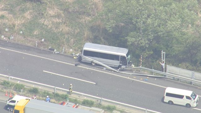 亡くなった高校生はバスを貫通したガードレールに押し出されたか　磐越道・高校生死亡マイクロバス事故