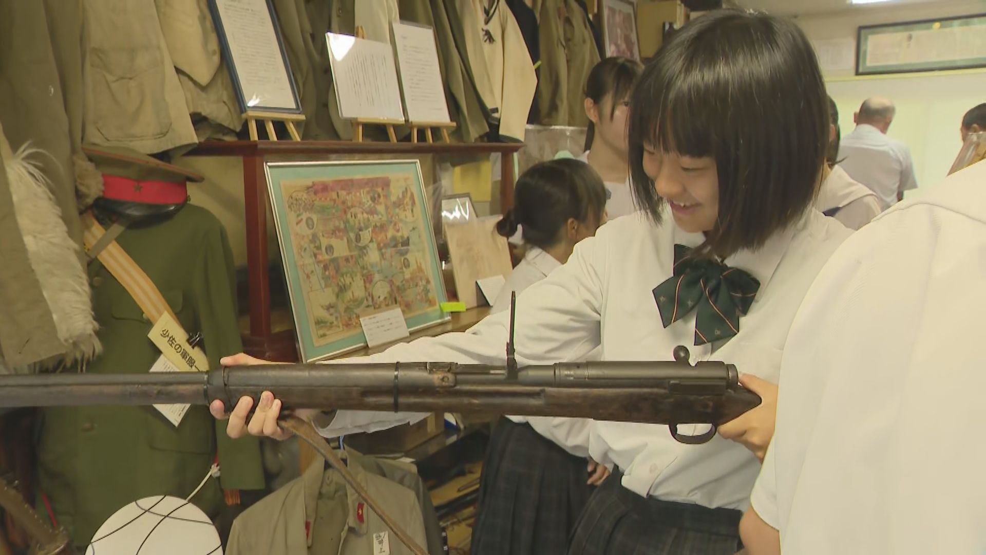 三八式歩兵銃を構えた女子中学生「重い。これが陛下から賜った銃の重みか」