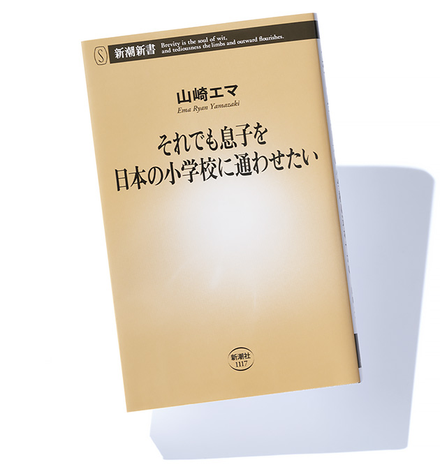 小学校だと自分の消しゴムを持ってきて机の角から指で弾いて相手を狙って落とすゲームしてたな