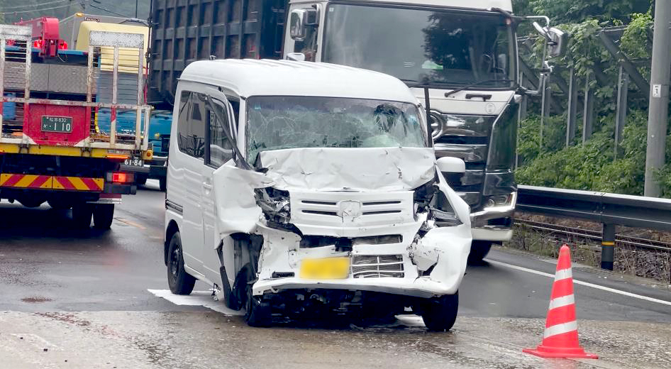 軽自動車と中型トラックに相次いで衝突、軽自動車の75歳男性が死亡