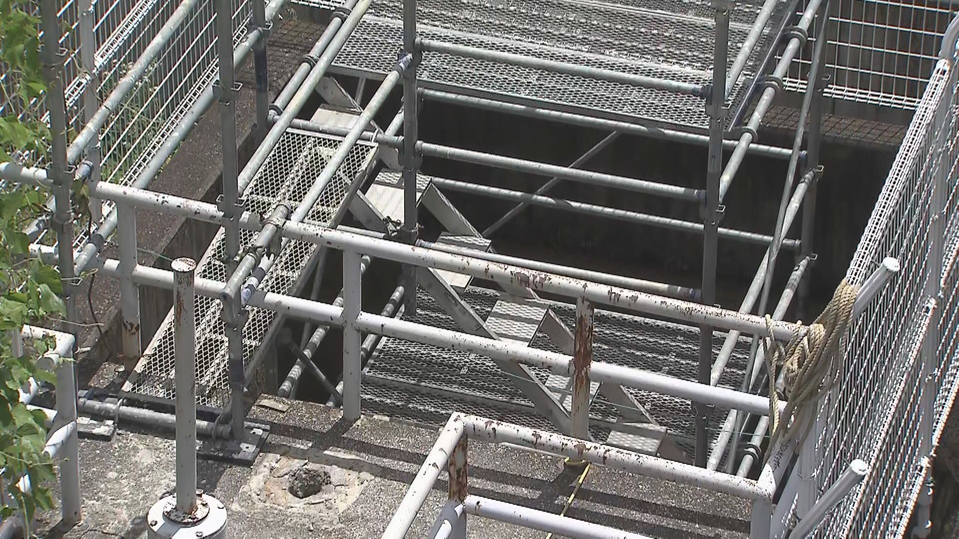 ベトナム人作業員2人がコンクリートに飲まれてベトコンになる。草津。