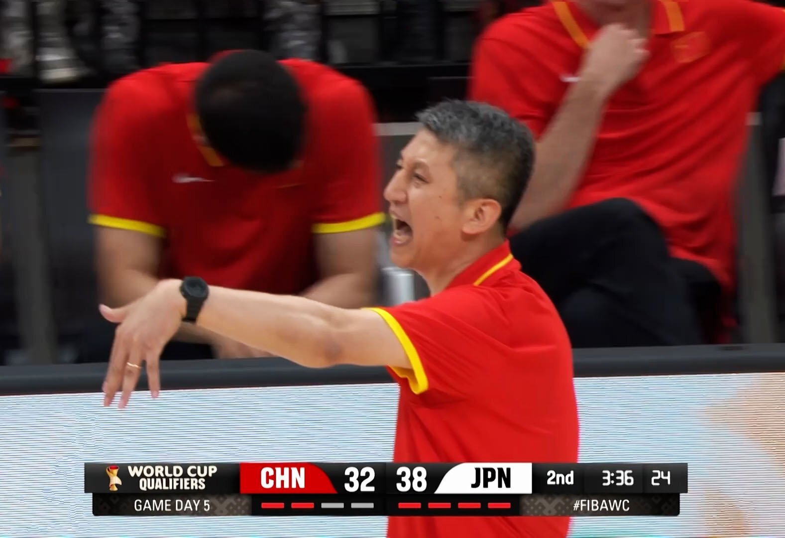 バスケ日中戦、中国コーチがまたコートに入り妨害　以前の試合ではドリブルカットも