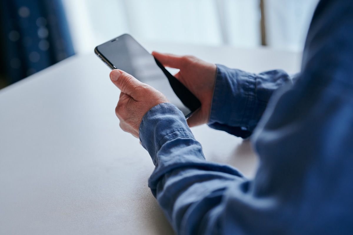 仕事や家を探せない…スマホ契約できない「携帯ブラック」