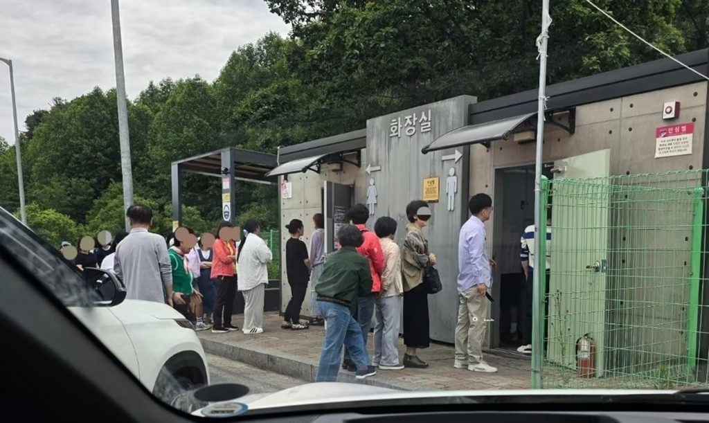 「もし男が同じことをしたら…」女性トイレの長蛇の列に痺れを切らした中年女性らが男性トイレに殺到