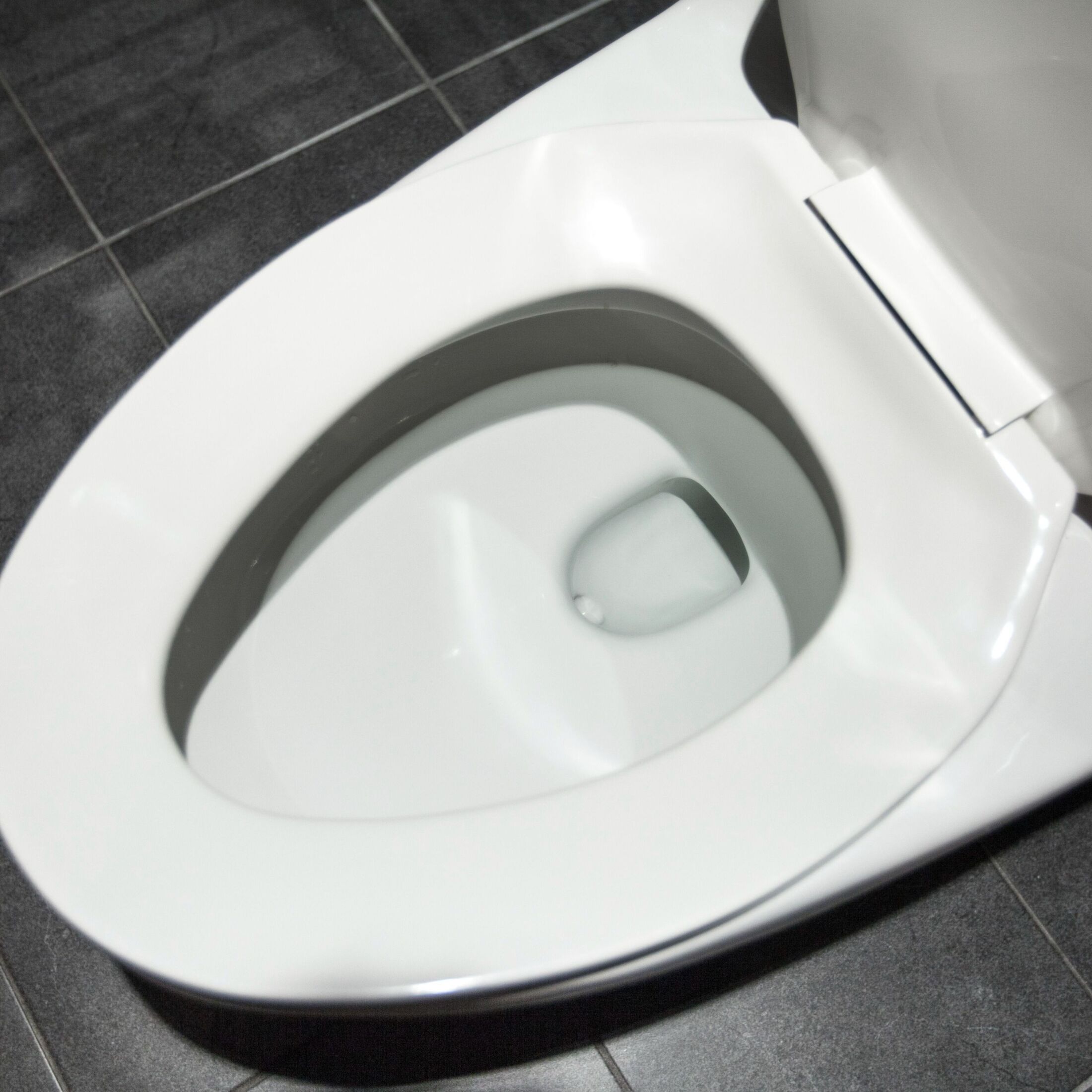 トイレが怖くて扉を閉めずに用を足す女児に欲情。パンツを脱がし口に押し込み強姦首絞め。もちろん死刑