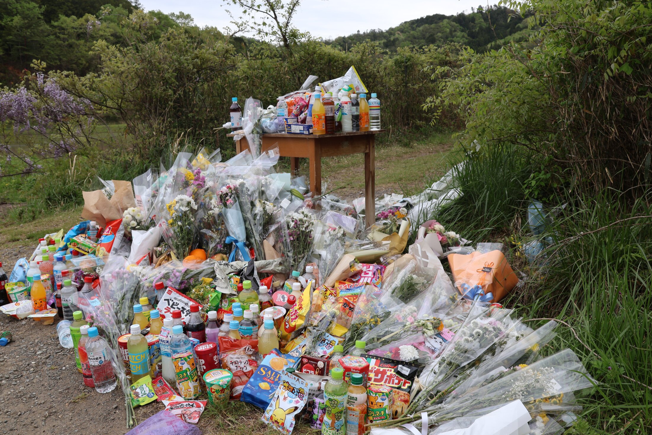 【悲報】安達結希さんのためにお供え→野生のクマが召喚される→祭壇撤去