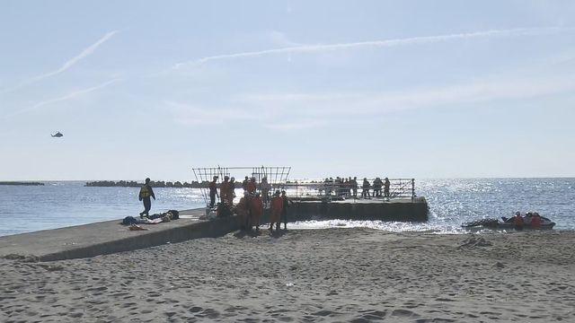 男子高校生が3人溺れ、2人救助1人行方不明