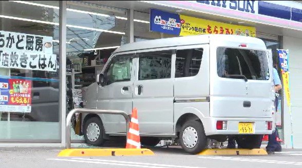 コンビニに70代女性運転の軽バンが突っ込む