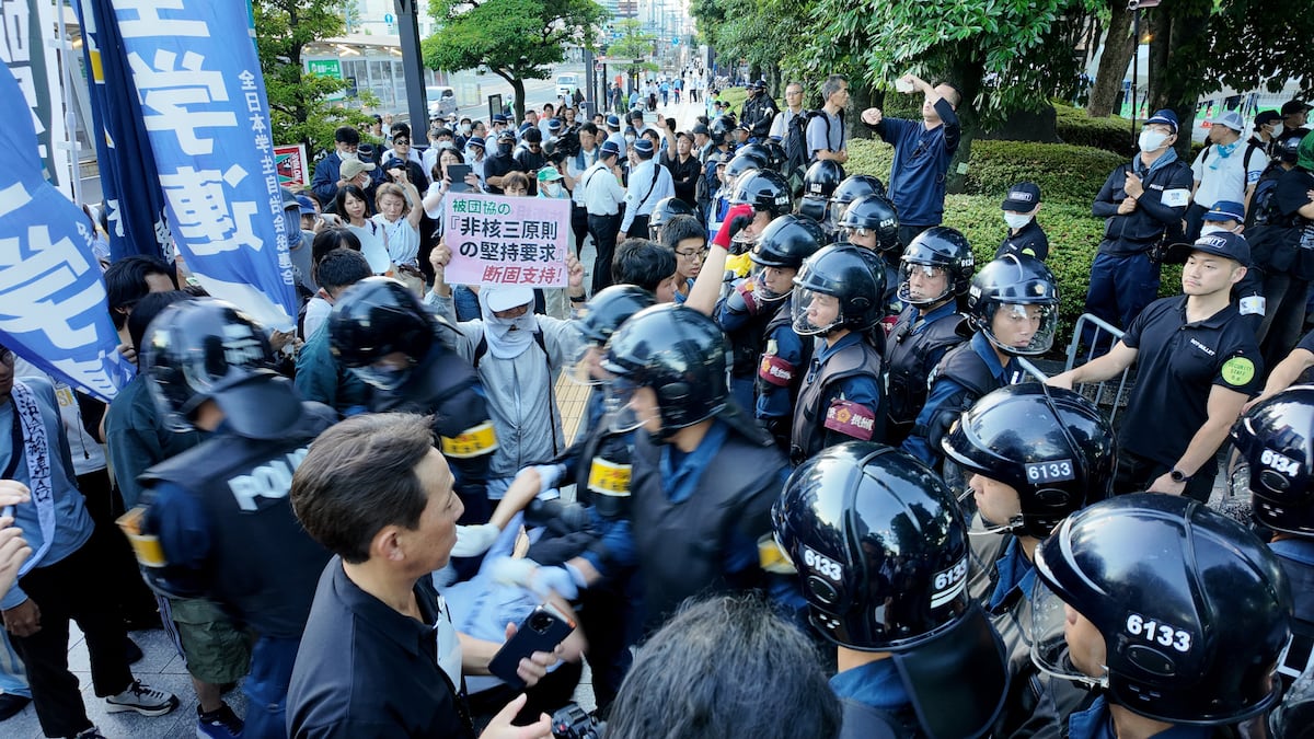 【一体何と戦ってるんだ？】「徹底抗戦！」「一歩も退かないぞ！」原爆公園の前の極左を機動隊が排除