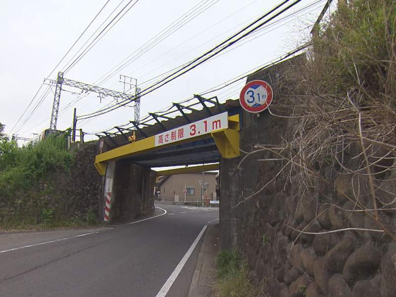 【死亡w】箱乗りで高架下の壁に頭をぶつけ21歳まんこ死亡w 運転手のまんこ車カスも飲酒で逮捕w 岐阜