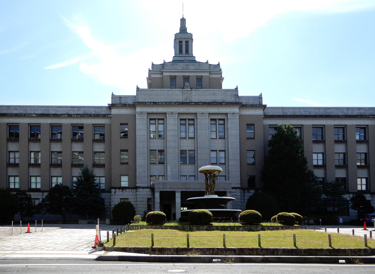 「レジに出すのが恥ずかしくて」避妊具を計4回盗んだ男性教諭(37)を懲戒免職
