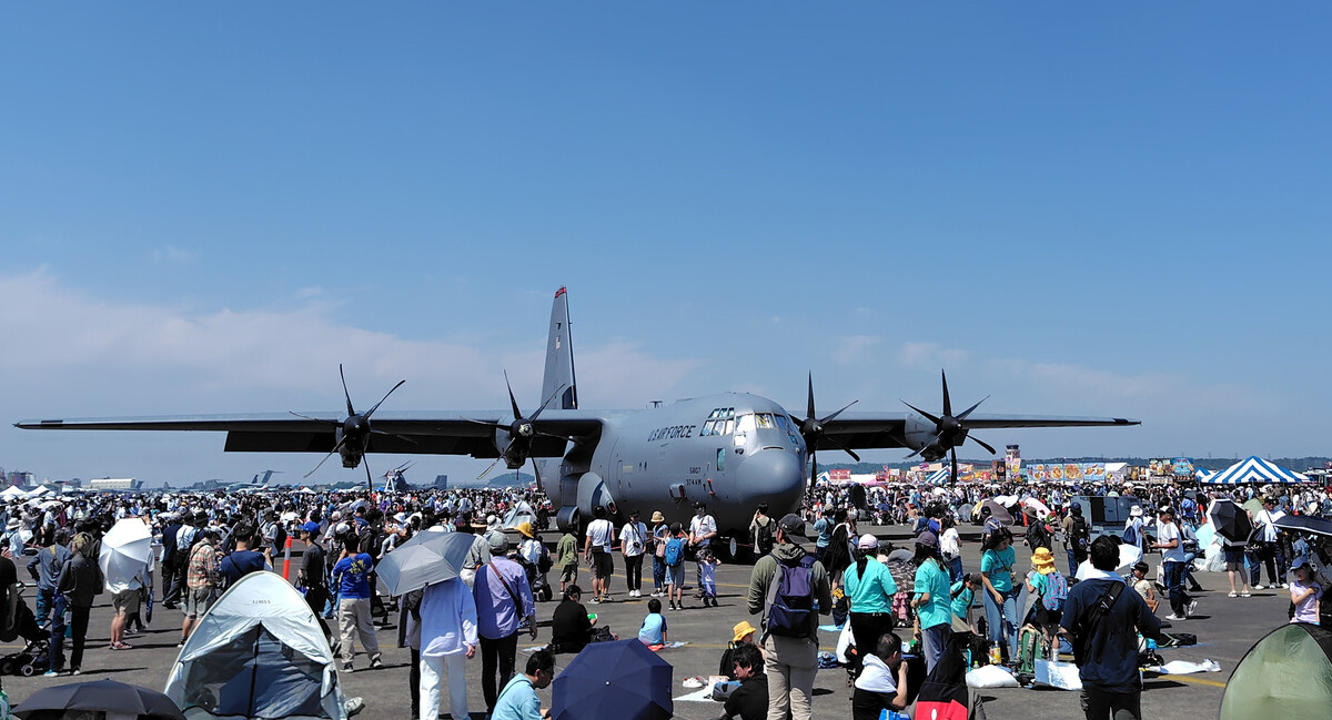 米軍横田基地日米友好祭が開かれる　基地外運動も同時開催