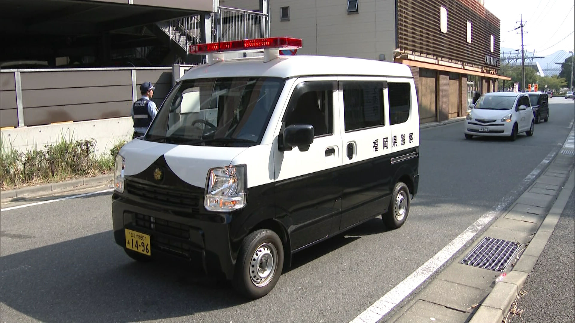 ノーヘル2人乗りで原付運転の自称14歳の中学生、パトカーから追跡受け転倒