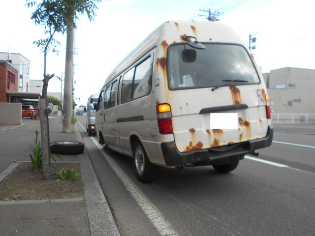 田舎のバスはおんぼろ車。札幌のウェザリングが激しいワゴン車カスがタイヤ脱落民家に衝突