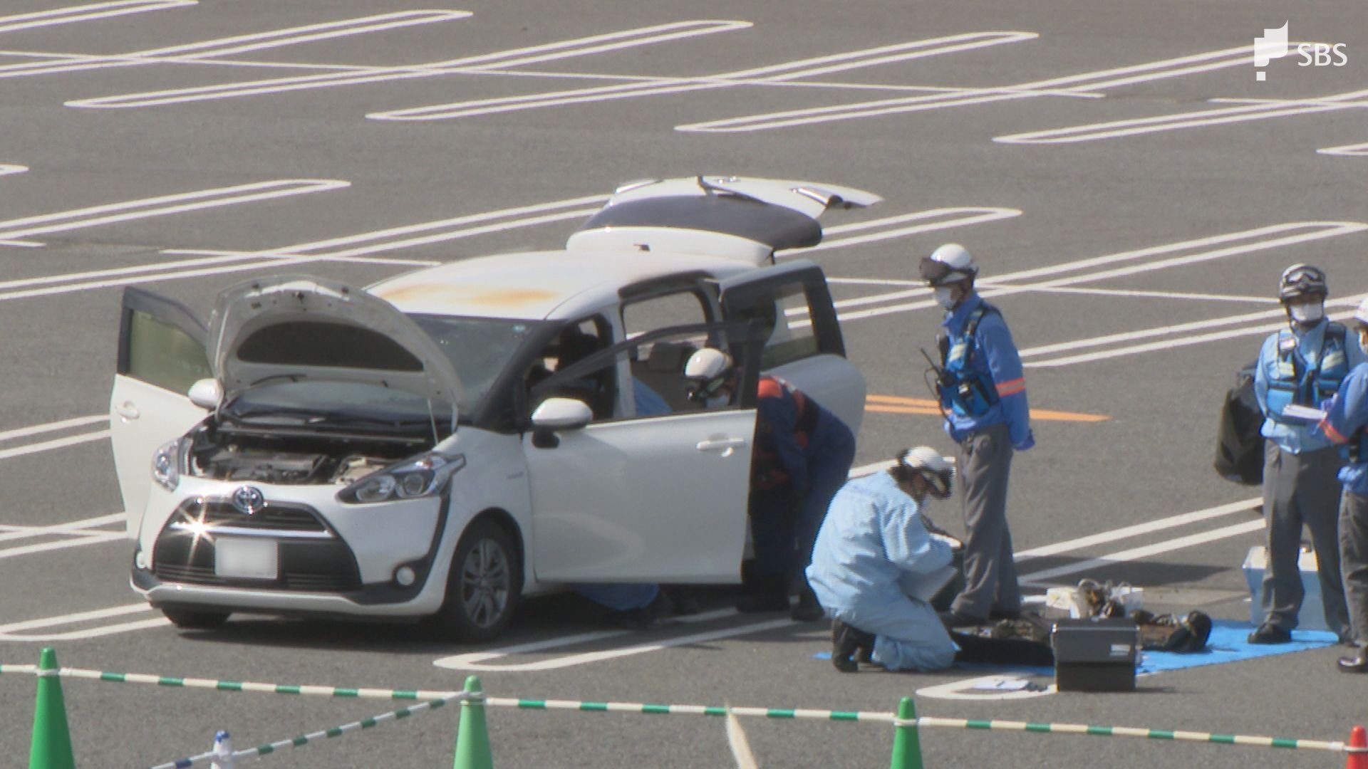 「ビニールに火をつけて遊んでいた」車両火災で4歳男児と2歳女児がやけど