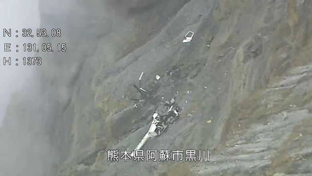 阿蘇火口内で大破の遊覧ヘリ 引き上げは熊本県警が実施 火口内に人は入らず県外業者が無人重機で