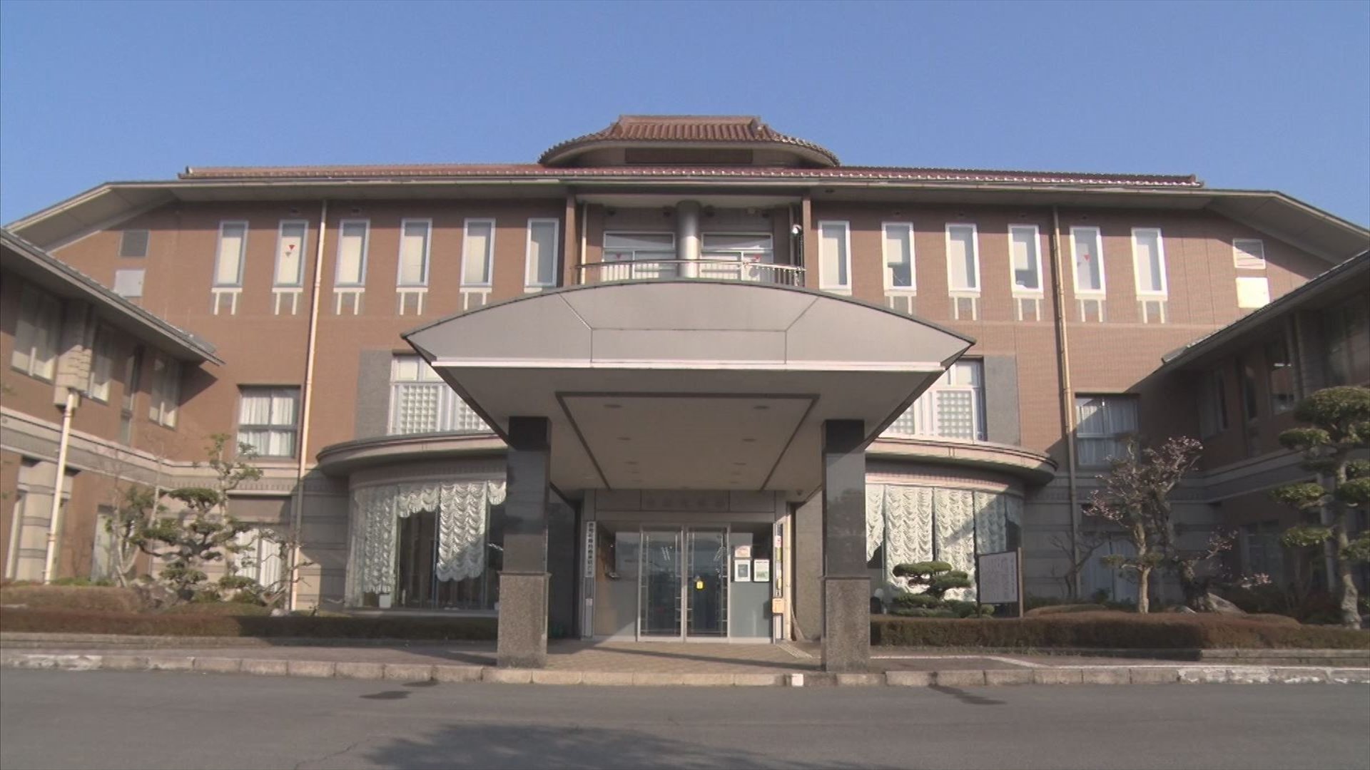 50代男性が何を思い立ったか公園の鉄棒で逆上がりして棒が落ちて後遺症。町と示談成立