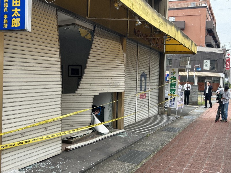 自民・本田太郎衆院議員の事務所に車突っ込む
